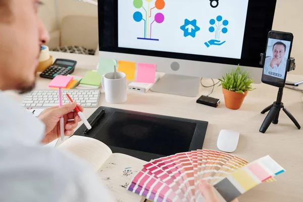 Desainer Grafis Memiliki Panggilan Video Dengan Klien Ketika Bekerja Logotype — Stok Foto