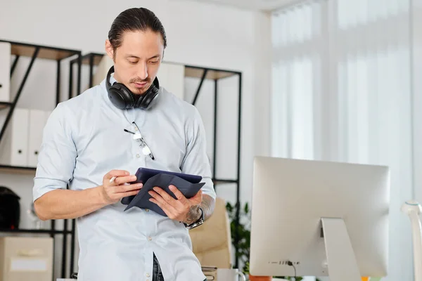 Schöner Geschäftsmann Mit Gemischter Rasse Liest Artikel Auf Dem Bildschirm — Stockfoto