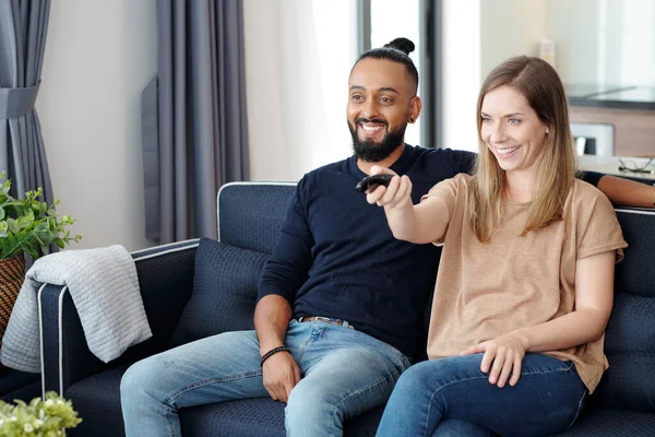 Šťastný Mladý Pár Sedí Pohovce Sledování Show Televizi Relaxační Doma — Stock fotografie