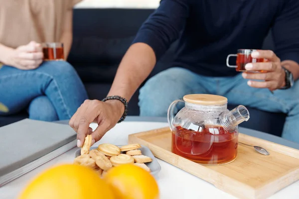 Close Beeld Van Jong Stel Dat Thuis Thee Drinkt Koekjes — Stockfoto