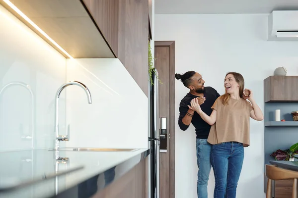 快乐而兴奋的年轻女人对丈夫给她们买或租的新公寓感到惊讶 — 图库照片