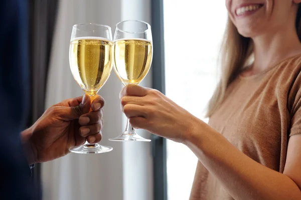 庆祝某事时 男朋友和女朋友的手碰碰香槟酒杯 — 图库照片