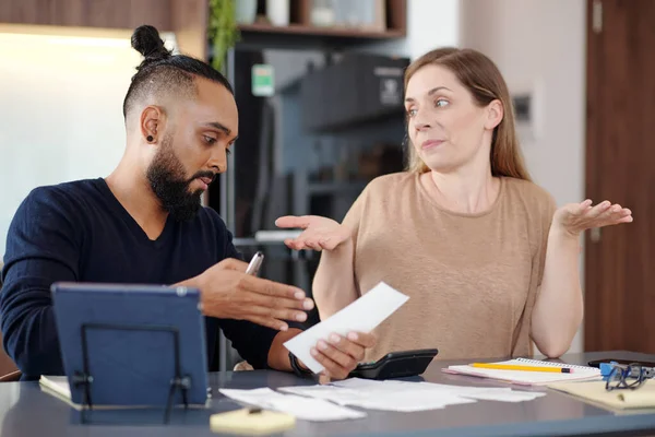 Homme Sérieux Montrant Facture Impayée Femme Confus Quand Ils Discutent — Photo