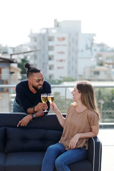 笑着年轻男女喝香槟 在屋顶派对上调情 — 图库照片