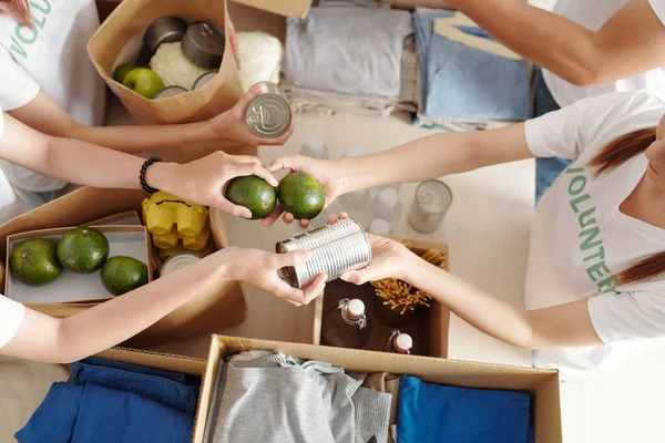 Mãos Voluntários Que Passam Alimentos Enlatados Frutas Cítricas Verdes Embalar — Fotografia de Stock