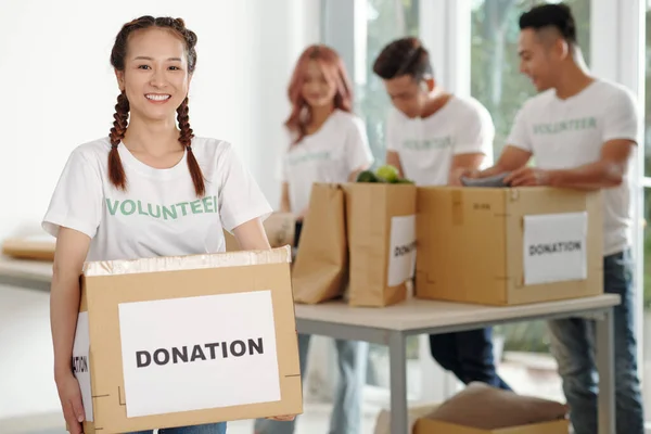 Joven Alegre Vietnamita Sosteniendo Una Gran Caja Comestibles Para Centro — Foto de Stock