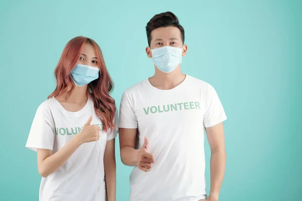 Young Asian Students Volunteer Shirts Medical Masks Showing Thumbs Looking — Stock Photo, Image