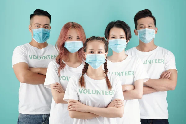 Team Junger Vietnamesischer Freiwilliger Schutzmasken Steht Hinter Ihrer Anführerin — Stockfoto