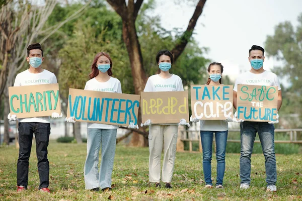 Grupo Voluntários Máscaras Proteção Livre Com Cartazes Pedindo Pessoas Para — Fotografia de Stock