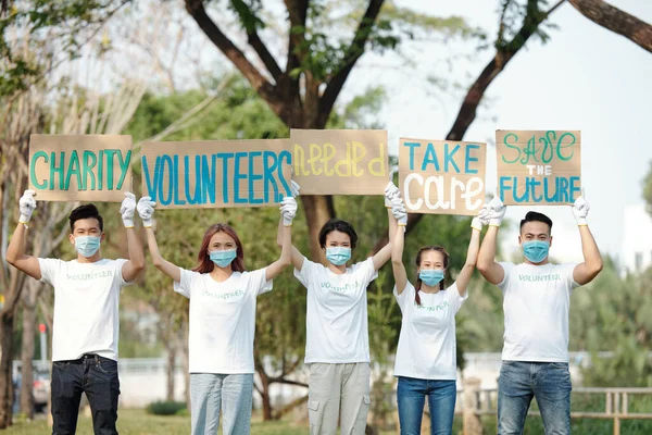 Team Junger Asiatischer Freiwilliger Hebt Plakate Über Köpfe Wenn Sie — Stockfoto