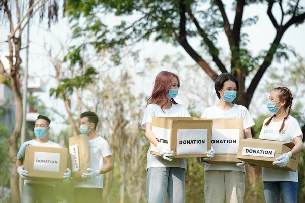 Jonge Vrijwilligers Medische Maskers Werken Voor Liefdadigheidsstichting Dragen Dozen Met — Stockfoto