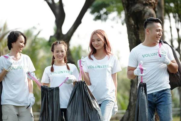 Estudiantes Alegres Camisetas Voluntarias Empacando Basura Parque Campus Universitario — Foto de Stock