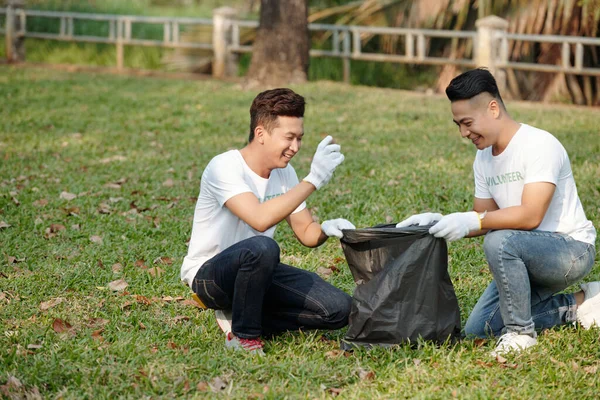 Amigos Sorridentes Voluntariando Eles Pegam Lixo Parque Cidade — Fotografia de Stock