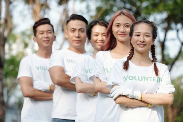 Equipo Alegres Jóvenes Voluntarios Vietnamitas Pie Parque Ciudad Con Los — Foto de Stock