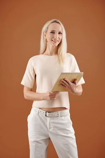 Ganska Leende Ung Blond Kvinna Med Digital Tablett Händerna Poserar — Stockfoto