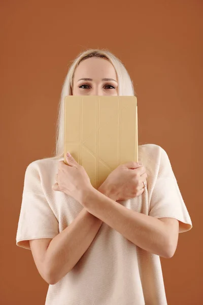 Retrato Jovem Mulher Alegre Cobrindo Rosto Com Computador Tablet Olhando — Fotografia de Stock