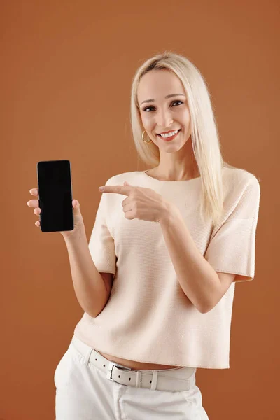 Retrato Una Joven Bonita Mujer Sonriente Apuntando Pantalla Del Teléfono — Foto de Stock