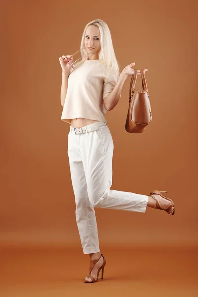 Beautiful Elegant Young Woman Taking Sunglasses Posing Leather Bag Hand — Stock Photo, Image