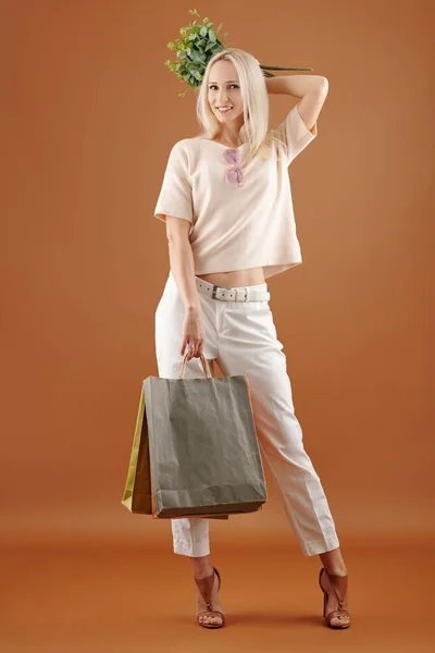 Hermosa Joven Sonriente Posando Con Bolsas Compras Ramo Flores —  Fotos de Stock