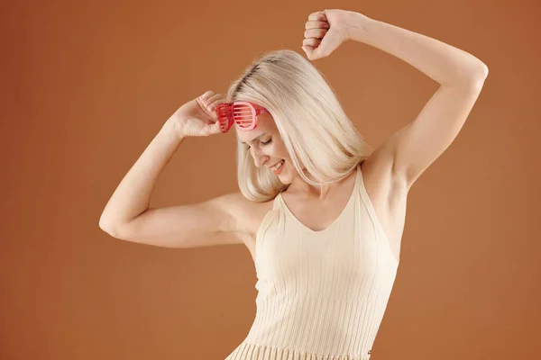 Gelukkig Jong Vrouw Het Nemen Van Uit Plastic Bril Bij — Stockfoto