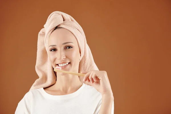 Portret Van Een Mooie Glimlachende Jonge Vrouw Poetsen Tanden Met — Stockfoto