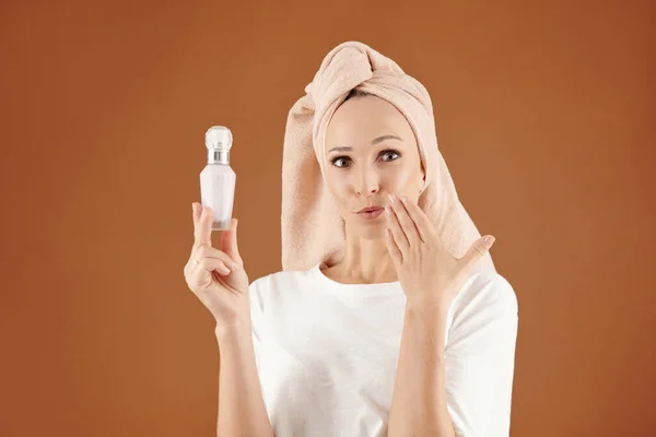 Portret Podekscytowanej Młodej Kobiety Ręcznikiem Głowie Pokazującym Butelkę Nowych Perfum — Zdjęcie stockowe