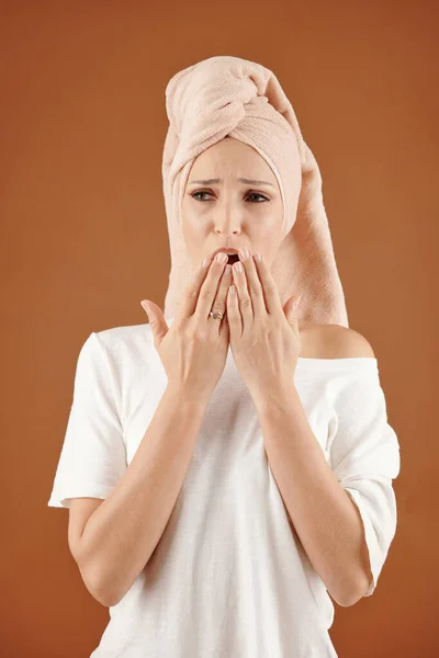 Portret Van Een Mooie Jonge Vrouw Met Een Handdoek Haar — Stockfoto
