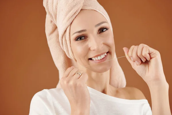 Portret Van Een Mooie Glimlachende Jonge Vrouw Met Een Handdoek — Stockfoto