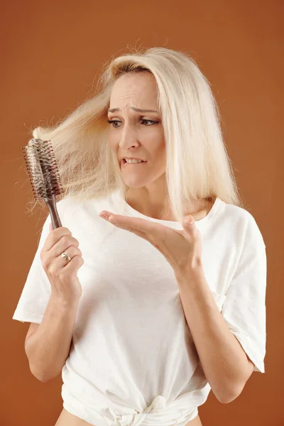 Jeune Femme Malheureuse Avec Ses Cheveux Blonds Teints Sec Emmêlés — Photo