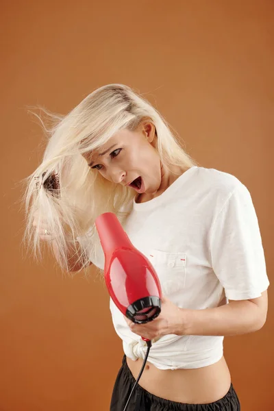 Scared Unhappy Young Woman Getting Her Brush Tangled Hair Blow — Stock Photo, Image