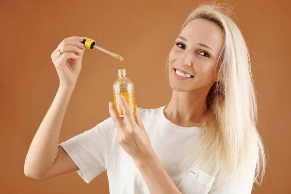 Retrato Mujer Bonita Joven Feliz Mostrando Botella Suero Aceite Para — Foto de Stock