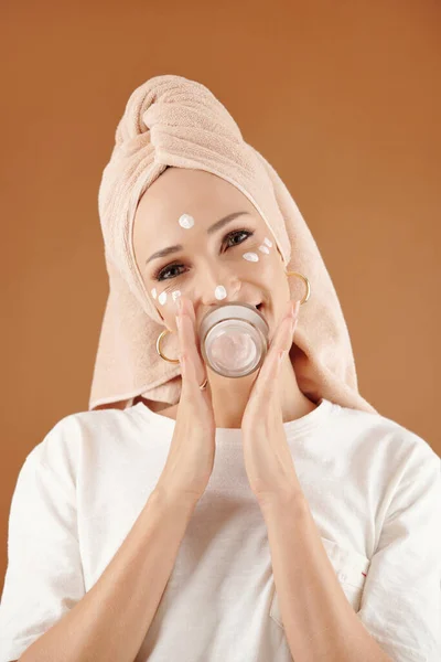 Attraente Giovane Donna Posa Con Vaso Vetro Ricca Crema Nutriente — Foto Stock