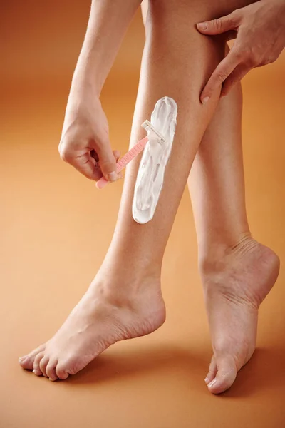 Immagine Ravvicinata Donna Gambe Barba Con Rasoio Affilato Crema Mattino — Foto Stock