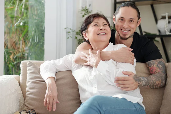 Guapo Sonriente Hombre Raza Mixta Abrazando Madre Madura Feliz Por —  Fotos de Stock