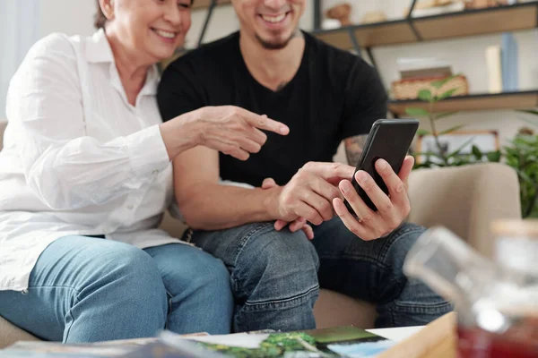 Hijo Adulto Mostrando Una Nueva Aplicación Teléfono Inteligente Madre Madura —  Fotos de Stock