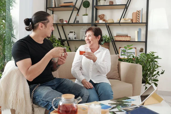 Wanita Dewasa Yang Bahagia Dan Anaknya Yang Sudah Dewasa Minum — Stok Foto