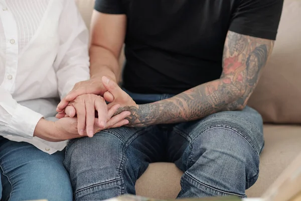 Χέρια Άντρα Τατουάζ Στα Χέρια Κρατάει Χέρια Της Ώριμης Μητέρας — Φωτογραφία Αρχείου