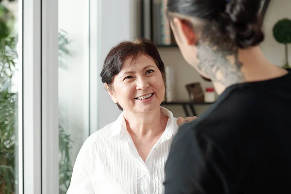 Feliz Sonriente Madura Mestiza Mujer Mirando Hijo Adulto Visitándola Casa —  Fotos de Stock