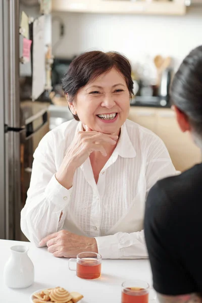 Glückliche Reife Frau Mit Gemischter Rasse Genießt Tee Mit Süßen — Stockfoto