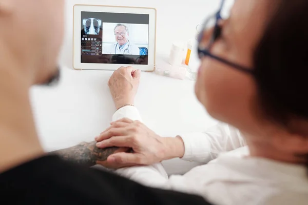 Femme Âgée Son Fils Adulte Assis Table Avec Tablette Numérique — Photo