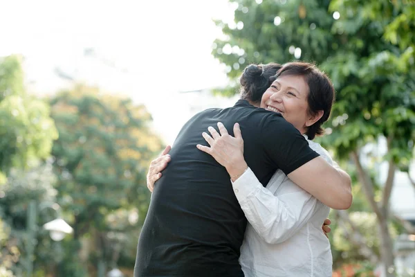 Vesel Femeie Matura Fericit Pentru Vedea Fiul Adult După Carantina — Fotografie, imagine de stoc