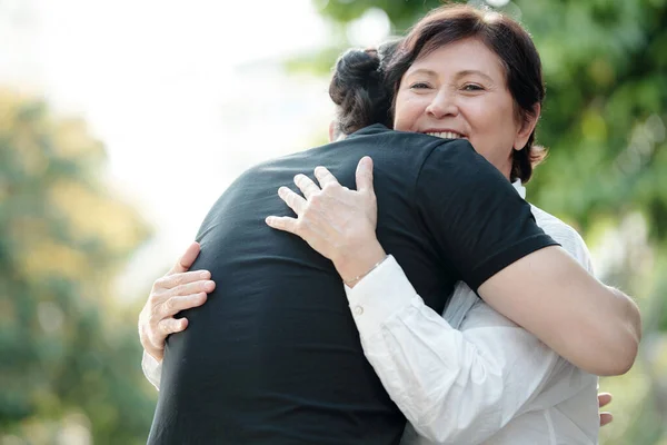 Sorridente Anziana Donna Mista Che Abbraccia Figlio Adulto Che Venuto — Foto Stock