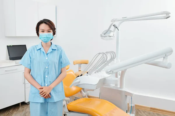 Młoda Azjatycka Pielęgniarka Masce Medycznej Stojąca Gabinecie Kliniki Dentystycznej — Zdjęcie stockowe