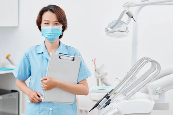 Portret Van Jonge Vietnamese Verpleegster Medisch Masker Holding Map Bij — Stockfoto