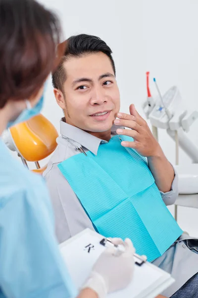 Bonito Jovem Vietnamita Sentado Cadeira Reclamando Dor Dente Severa Falar — Fotografia de Stock