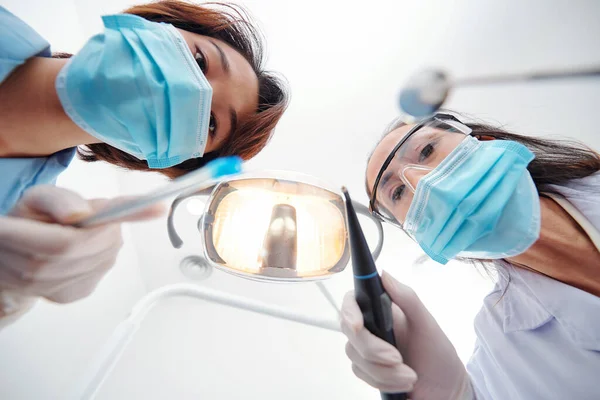 Diş Hekimi Koruyucu Maskeli Hemşire Boşluğu Tedavi Ediyor Hastanın Ağzından — Stok fotoğraf