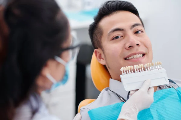 Dentist Using Special Palette Choosing Teeth Color Smiling Male Patient — Stock Photo, Image