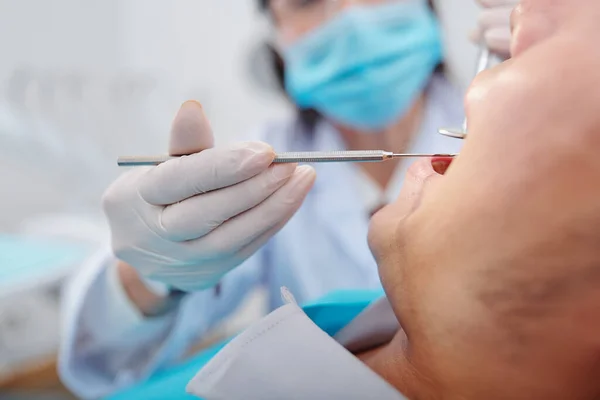 Imagem Close Dentista Usando Pequeno Espelho Escultor Examinar Dentes Paciente — Fotografia de Stock