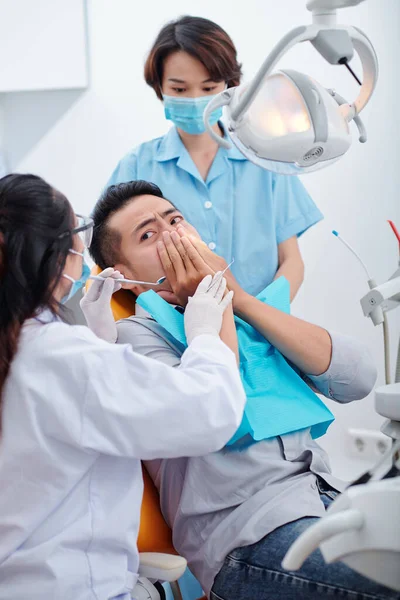 Dentista Enfermeira Tentando Tranquilizar Paciente Nervoso Com Medo Tratamento Dentário — Fotografia de Stock