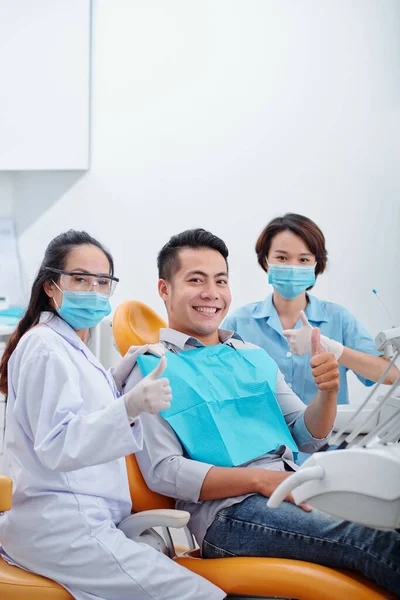 Jovem Paciente Asiático Feliz Seu Dentista Assistente Mostrando Polegar Para — Fotografia de Stock